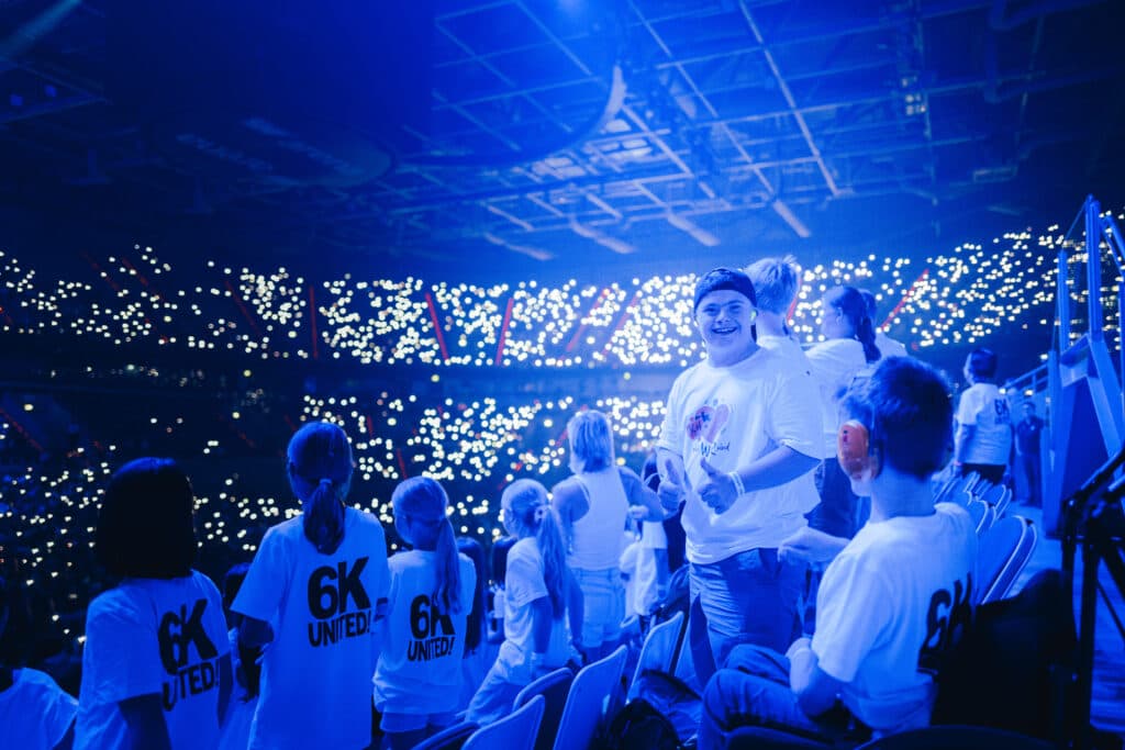 孩子们在 6K UNITED! 体育馆音乐会上