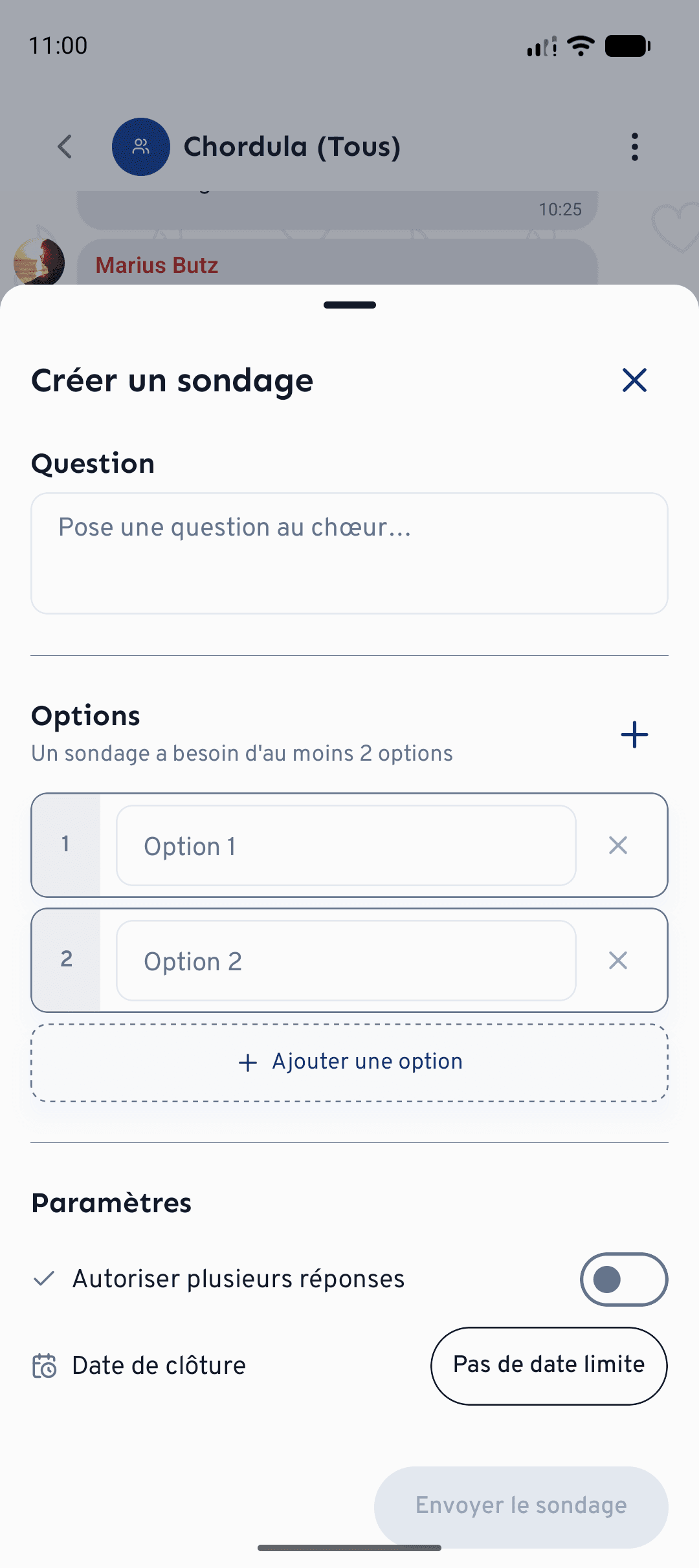 Ajoutez une question, des options et des réglages, puis envoyez le sondage à la conversation.