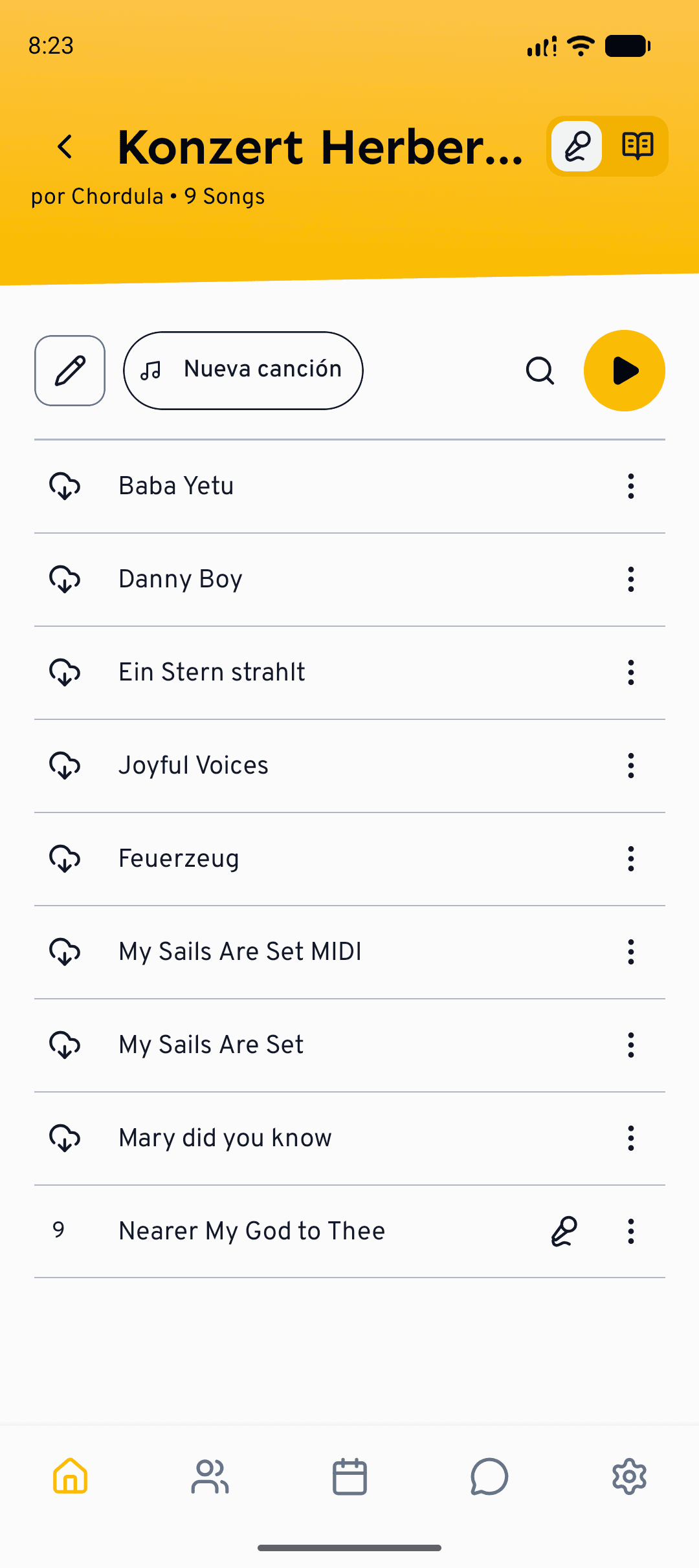 Una setlist abierta en la app móvil, con los controles de reproducción y de modo ensayo en la parte superior.