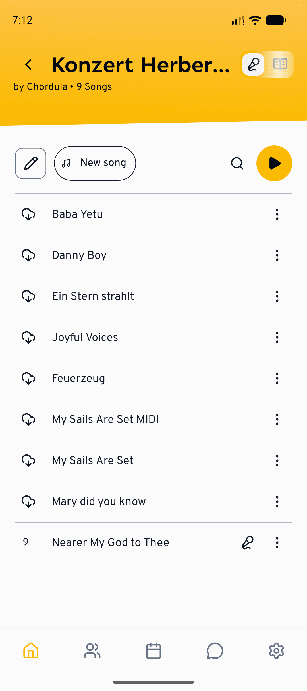 A setlist open in the mobile app, with the play and rehearsal-mode controls at the top.